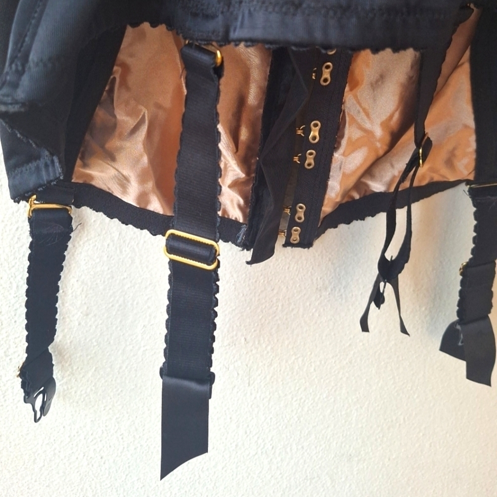 Cacique Lace Black Corset With Metal Straps and Secure Bra Strap Size 22/24 - Picture 7 of 10